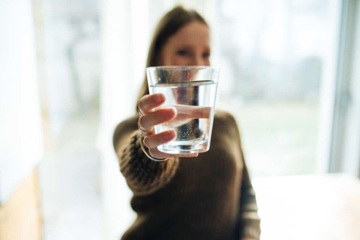 Frau mit Wasserglas